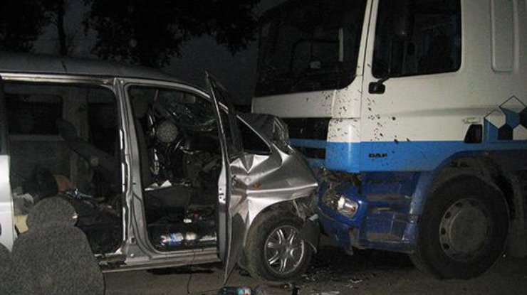 Грузовик раздавил водителя микроавтобуса Фото: полиция 