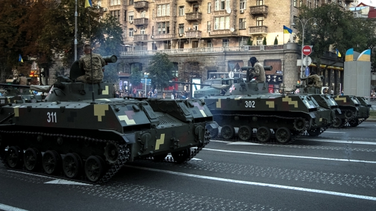 Проезд тяжелой военной техники по улицам Киева привел к массовому разрушению асфальта