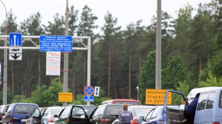 На границе с Польшей образовалась огромная очередь