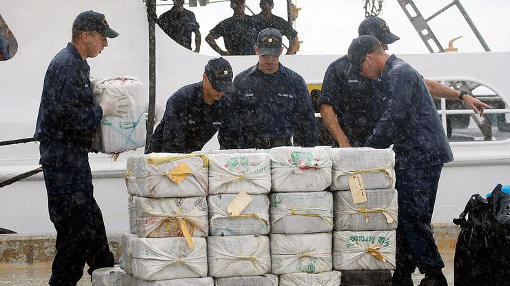 В Великобритании пограничники перехватили судно с тонной кокаина на борту