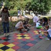В Мариуполе украсили тротуары "вышивкой" (фото)