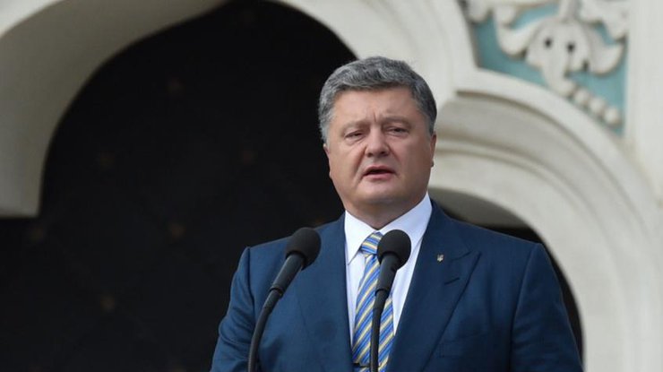 Порошенко отправится на Донбасс поздравить украинских военных
