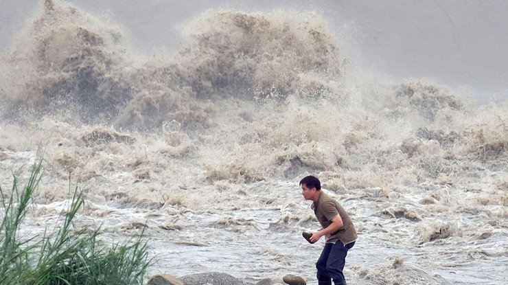 В Японии из-за мощного тайфуна эвакуировали более миллиона человек