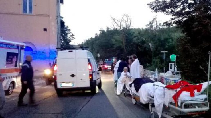 В Италии мощное землетрясение унесло жизни уже 21 человеку 