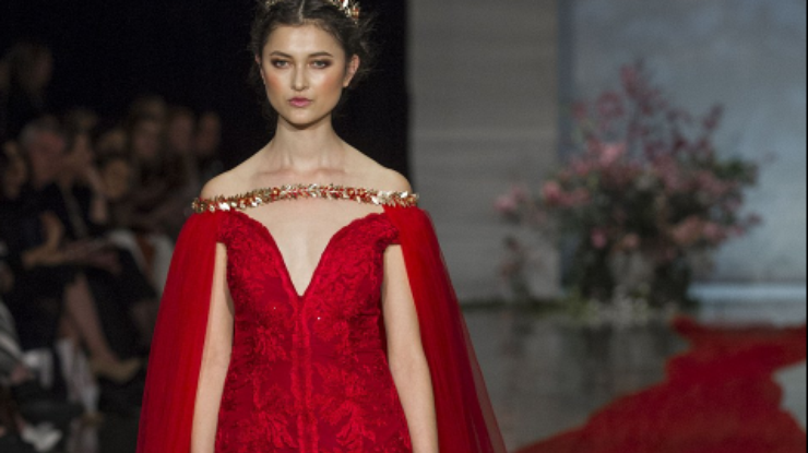 Дизайнер пошила свадебное платье с самым длинным шлейфом в мире
