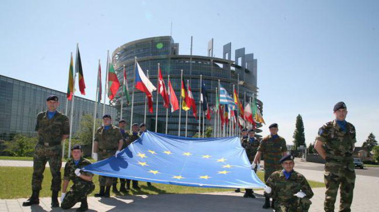 Премьеры Венгрии и Чехии призвали к созданию общей армии ЕС