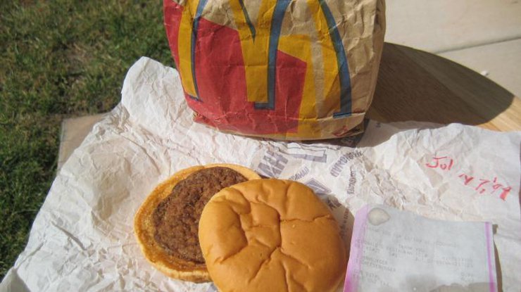 В гамбургере из McDonald’s попался живой червяк 