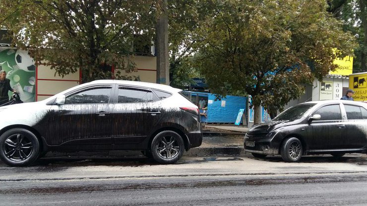 В Харькове автомобили залили смолой 
