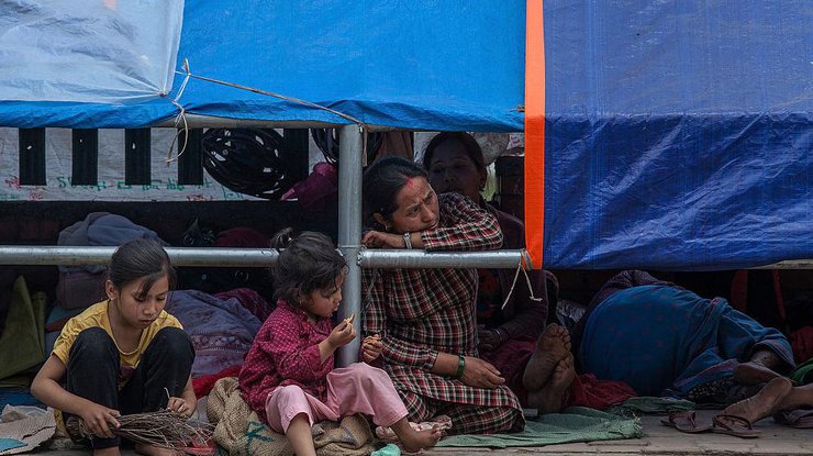 Землетрясение в Непале заставило жителей ночевать а улице