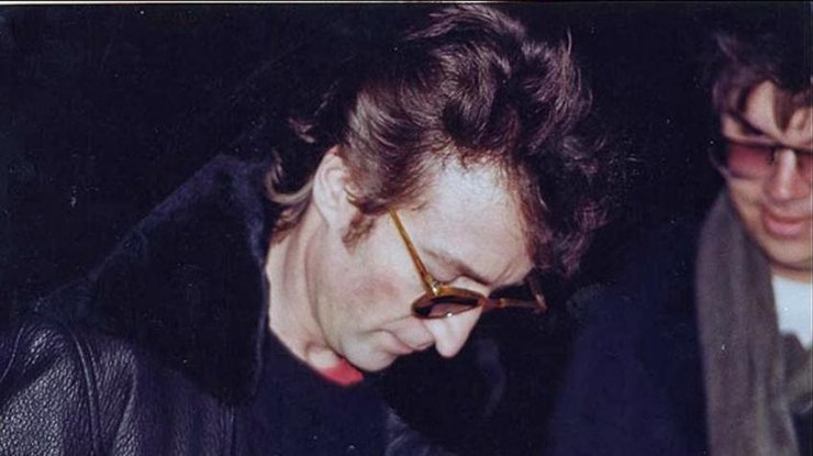 Марк Чепмен (на фото рядом с Джоном Ленноном) застрелил музыканта 8 декабря 1980 года