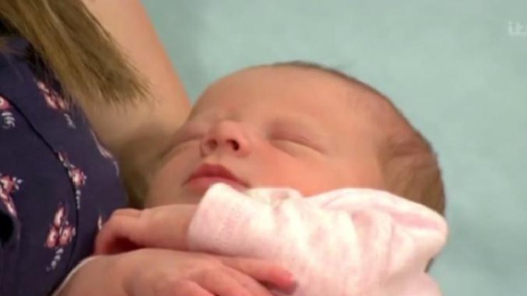 В Англии женщина родила ребенка за 60 секунд у дверей госпиталя 