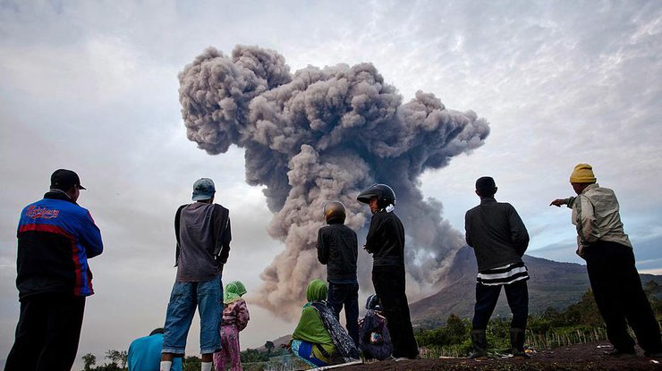 В Индонезии из-за вулканов объявлен режим повышенной опасности 