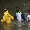 В Индии обрушился мост: без вести пропали более 20 человек (видео)