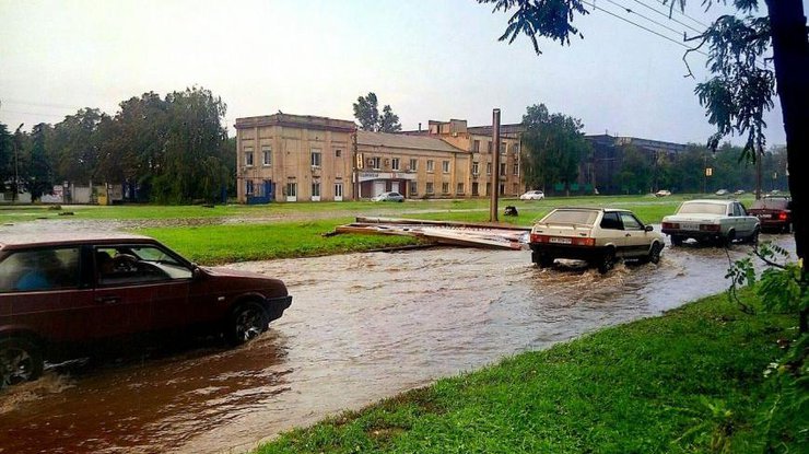 По затопленным дорогам Харькова плавали автомобили