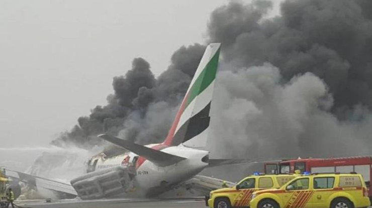В аэропорту Дубая загорелся пассажирский самолет. Фото: @AirportWebcams