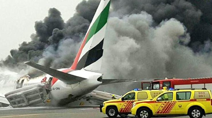 В Дубае во время тушения самолета погиб пожарный 