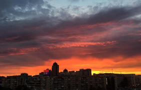 Небо Киева "укрылось одеялом" ярко-оранжевого цвета