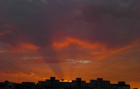 Небо Киева "укрылось одеялом" ярко-оранжевого цвета