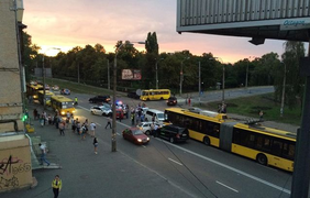 Серьезная авария в Киеве парализовала движение транспорта  