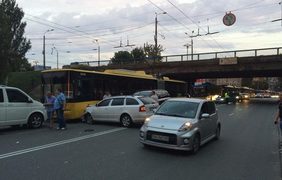 Серьезная авария в Киеве парализовала движение транспорта  