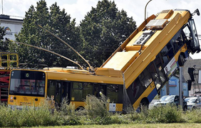 В Чехии тролейбус столкнулся с опорой
