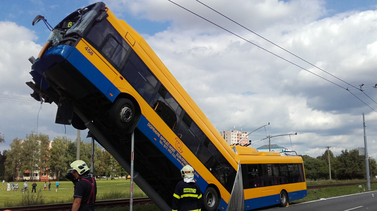 В Чехии тролейбус "залез" на фонарь