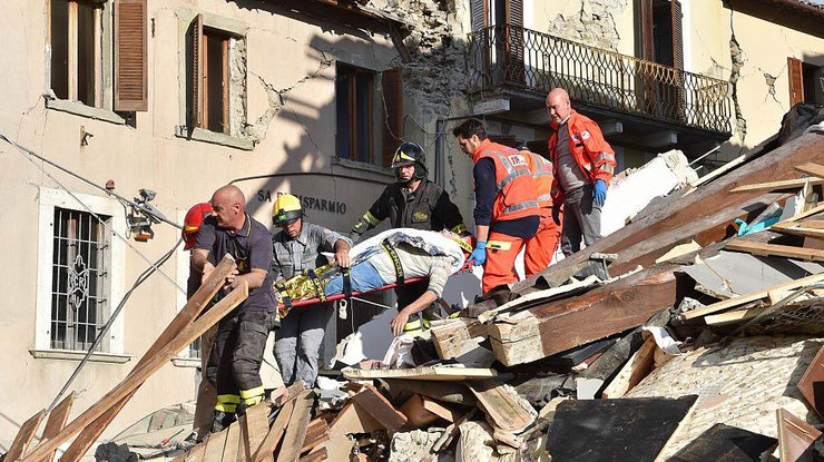Землетрясение в Италии: спасатели обнаружили тела под завалами