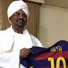 Президенту Судана подарили футболку с фальшивым автографом Месси