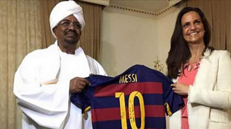 Президент Судана с фальшивой футболкой