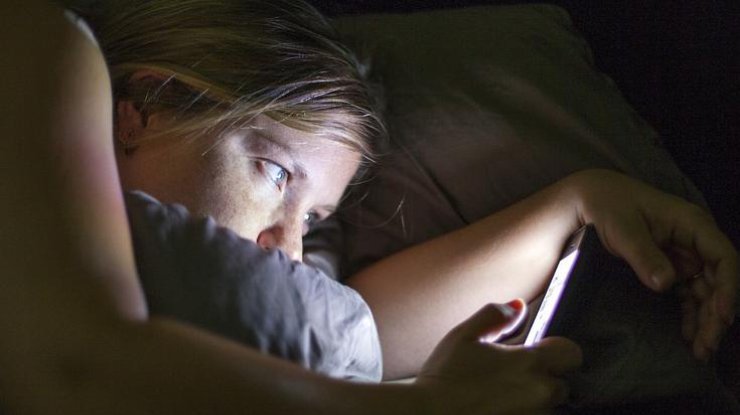 Ученые рассказали, как мобильный телефон вредит сну 