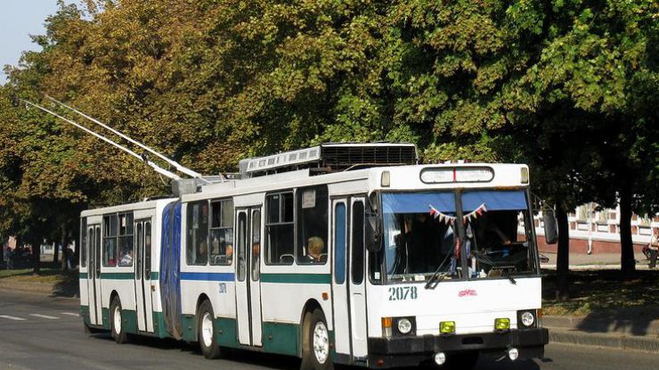В Хмельницком неизвестные обстреляли троллейбус