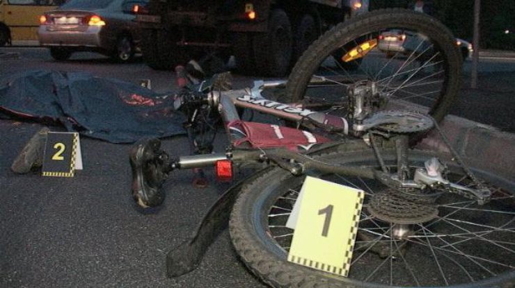 В Киеве грузовик насмерть сбил велосипедиста