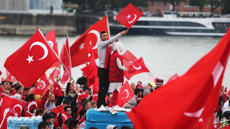 В Турции во время митинга произошел взрыв