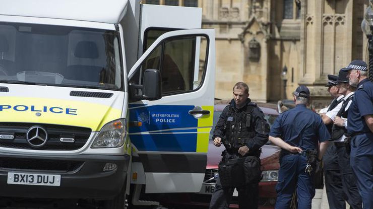 В Великобритании неизвестный напал с ножом на прохожих