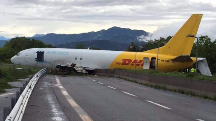 В Италии на автотрассу рухнул самолет