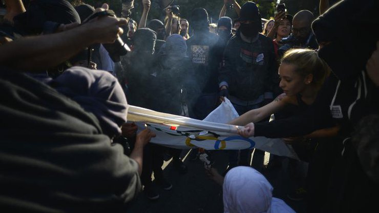 В Рио-де-Жанейро полиция разогнала демонстрацию около стадиона "Маракана" 