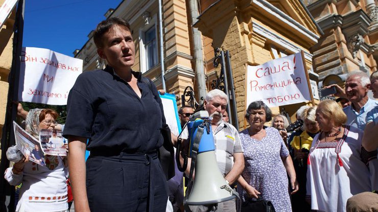 Надежда Савченко впредь будет оказывать матерям пленных бойцов поддержку