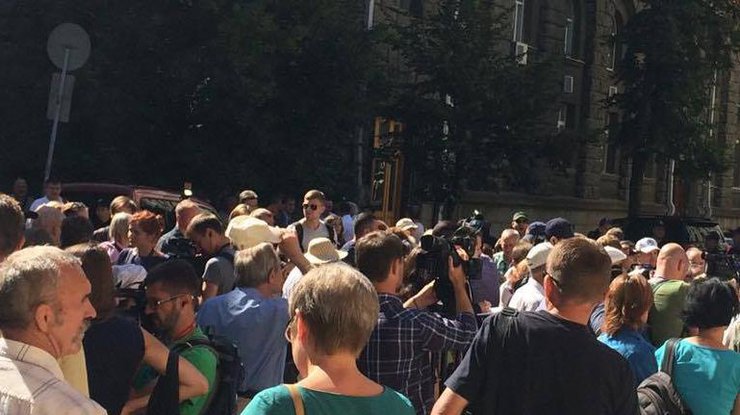 Савченко требует от Порошенко освободить украинских пленных