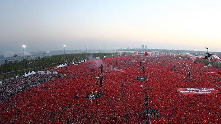 В Стамбуле на митинг в поддержку демократии вышли миллионы людей 
