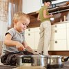 Игры на кухне: как отвлечь ребенка, пока мама готовит (фото)