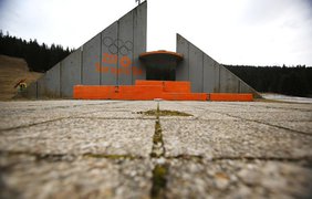 Заброшенный бетонный пьедестал, где в 1984 году награждали победителей соревнований летних Олимпийских игр-1984 в Сараево