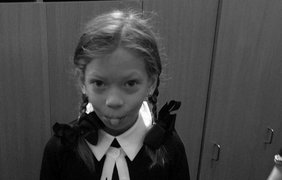 Младшая дочь Веры Брежневой Сара впервые переступила порог школы