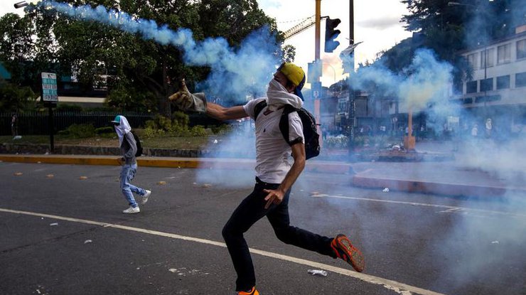 В Венесуэле оппозиция требует отставки президента