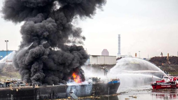 У берегов Японии взорвался танкер 