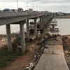 В Китае обрушился мост, под завалами оказались несколько авто