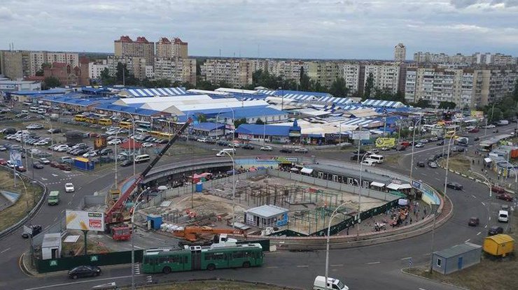 Возле метро "Героев Днепра" митингуют против строительства ТРЦ