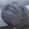 В Китае гигантский шар прокатился прямо по автомобилям (видео)