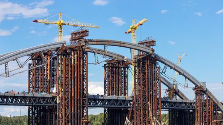 В Киеве горит недостроенный мост через Днепр