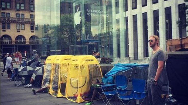 Первое место в очереди за iPhone 7 продают за $2,5 тысяч Фото: Mac Rumors