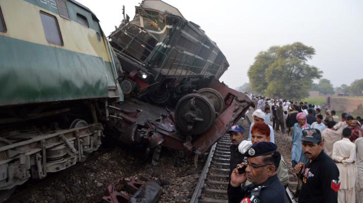 В Пакистане столкнулись поезда: пострадали 150 человек 